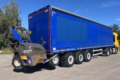 SDC Curtainsider With Moffett